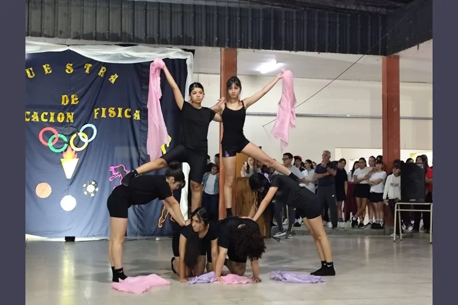 ¡Alumnos del Colegio Segundo Mariano Ávila brillan en su espectacular muestra de Educación Física!