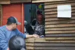 Ayuda municipal tras la crecida: familias reciben alimentos y kits de limpieza