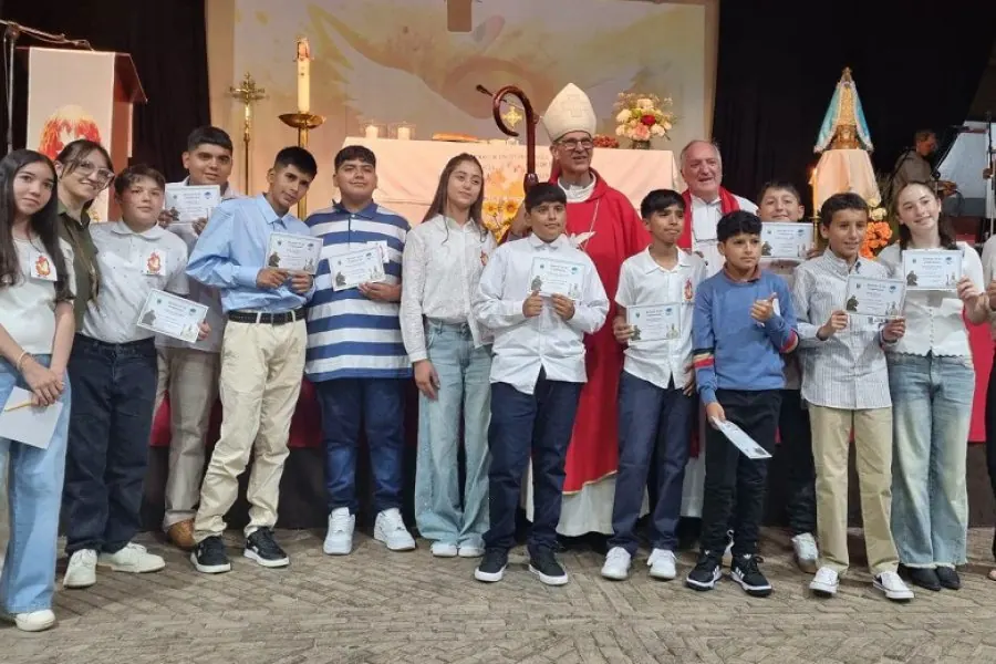 Bandera celebra la Confirmación de casi 90 jóvenes con alegría y espiritualidad