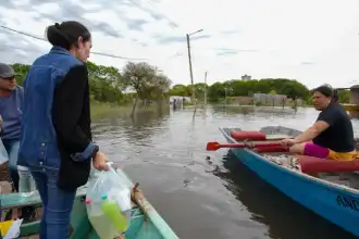 Barranqueras moviliza ayuda a familias ribereñas frente a la crecida del Paraná