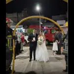Bombero de Termas de Río Hondo celebra boda con guardia de honor