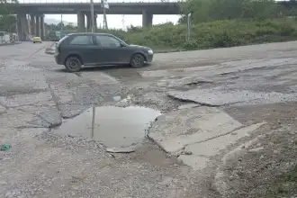 Calle Perovic: promesas rotas y baches que amenazan vidas