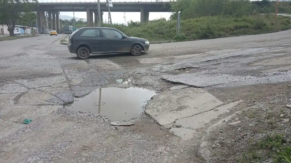 Calle Perovic: promesas rotas y baches que amenazan vidas
