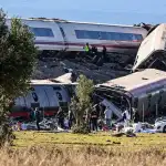 Choque de trenes de alta velocidad en España deja al menos 50 muertos y cientos de heridos