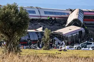 Choque de trenes de alta velocidad en España deja al menos 50 muertos y cientos de heridos