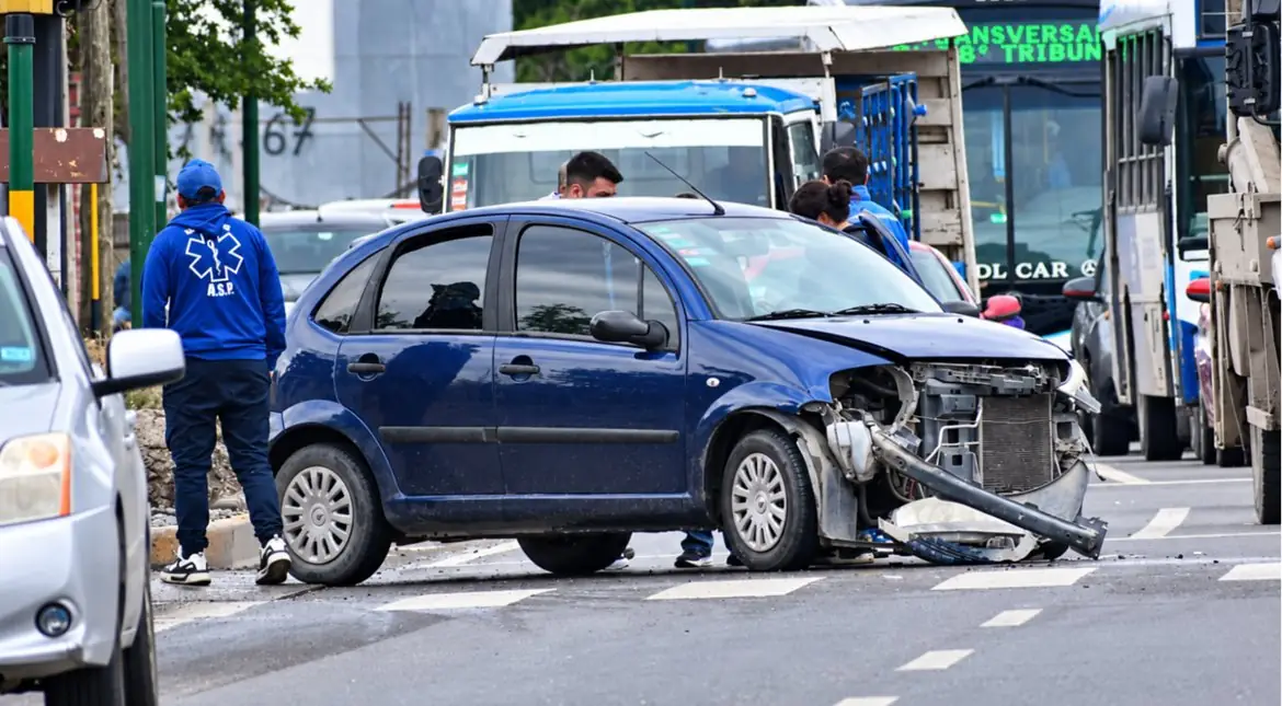 Choque en Ex Combatientes y Gaucho Méndez causa congestión y cierre de rotonda