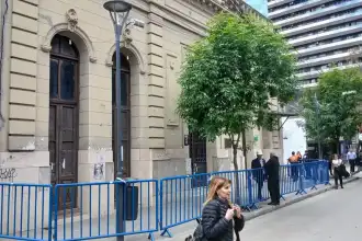 Defensa Civil bloquea la entrada del Teatro de la Paz por fallas estructurales