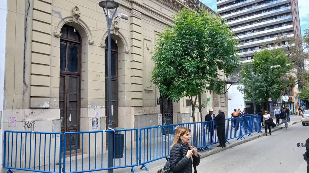 Defensa Civil bloquea la entrada del Teatro de la Paz por fallas estructurales