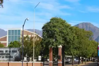 Docentes universitarios de La Rioja marchan con una semana de paro en protesta por la Ley de Financiamiento