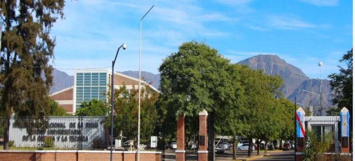 Docentes universitarios de La Rioja marchan con una semana de paro en protesta por la Ley de Financiamiento
