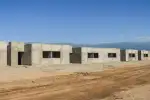 El ministro de Vivienda se ausenta: el gobierno mantiene el cronograma de 700 viviendas