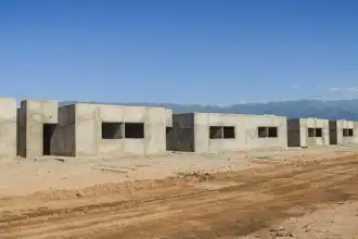 El ministro de Vivienda se ausenta: el gobierno mantiene el cronograma de 700 viviendas