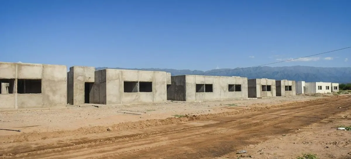 El ministro de Vivienda se ausenta: el gobierno mantiene el cronograma de 700 viviendas