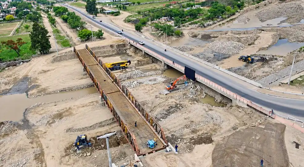 El Puente de Vaqueros Se Traslada a su Nuevo Destino: Peatones y Ciclistas en el Centro