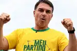 Flávio Bolsonaro aterriza en Ecuador tras huir de la prohibición judicial, rumbo a EE. UU.