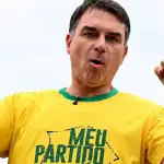 Flávio Bolsonaro aterriza en Ecuador tras huir de la prohibición judicial, rumbo a EE. UU.