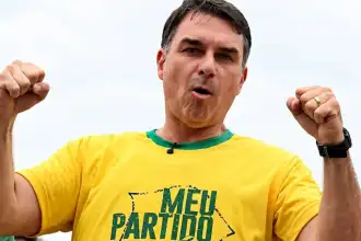 Flávio Bolsonaro aterriza en Ecuador tras huir de la prohibición judicial, rumbo a EE. UU.