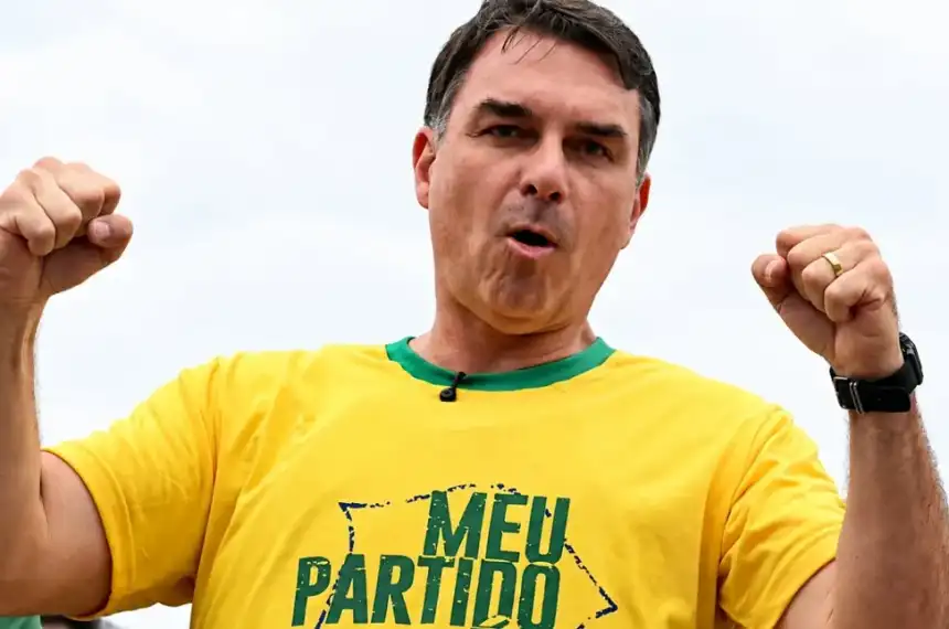 Flávio Bolsonaro aterriza en Ecuador tras huir de la prohibición judicial, rumbo a EE. UU.