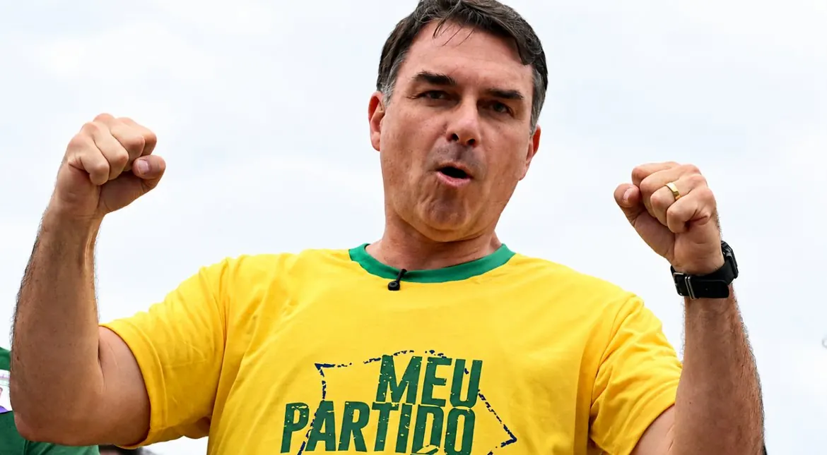 Flávio Bolsonaro aterriza en Ecuador tras huir de la prohibición judicial, rumbo a EE. UU.