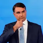 Flávio Bolsonaro en EE. UU.: Agradece a Milei y se proclama el "verdadero presidente electo"