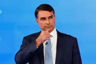 Flávio Bolsonaro en EE. UU.: Agradece a Milei y se proclama el "verdadero presidente electo"