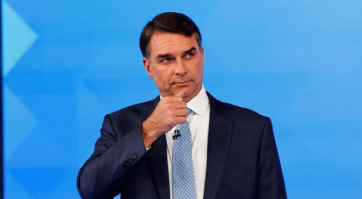 Flávio Bolsonaro en EE. UU.: Agradece a Milei y se proclama el "verdadero presidente electo"