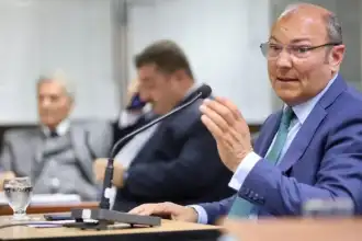 Juez Salmain destituido por unanimidad y enfrenta posible detención tras revelación de sobornos en 2002