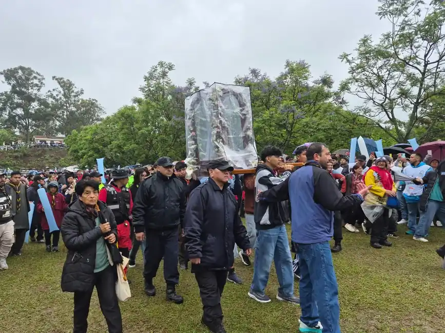 Lluvia no detiene la fe: jóvenes de Jujuy siguen la peregrinación en Río Blanco