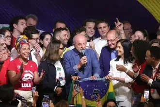 Lula da Silva gana las elecciones brasileñas con 52% y anuncia regulación de plataformas digitales
