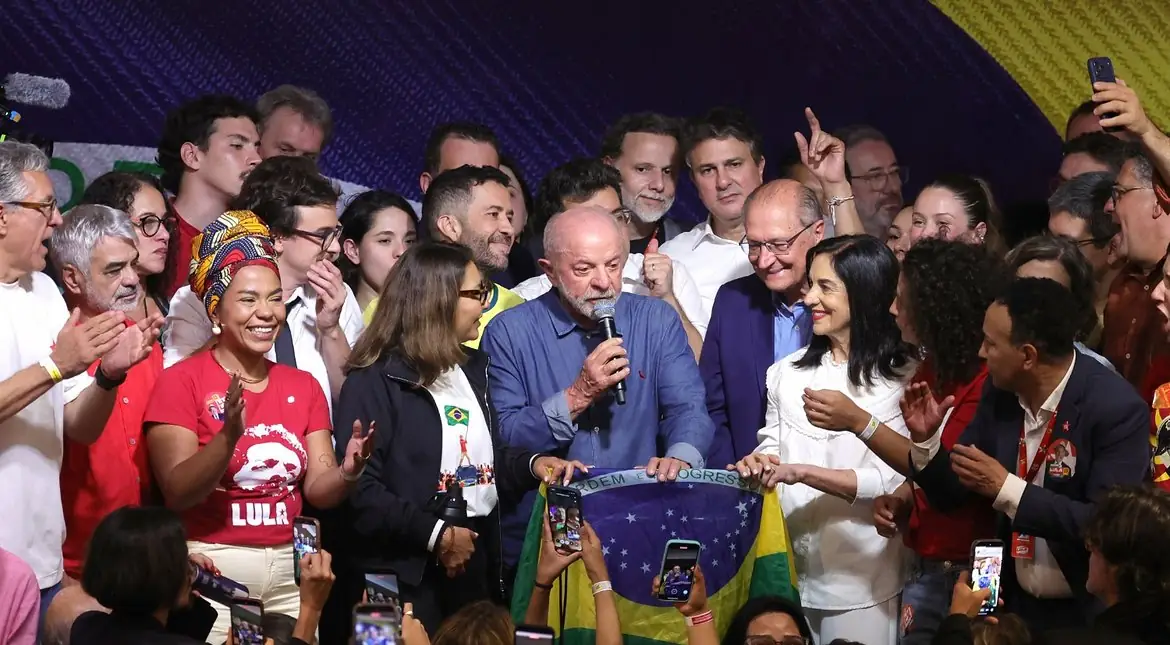 Lula da Silva gana las elecciones brasileñas con 52% y anuncia regulación de plataformas digitales