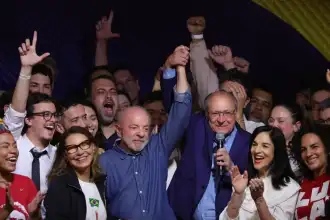Lula triunfa en sorpresivo balotaje, Bolsonaro niega victoria: el futuro político del Brasil