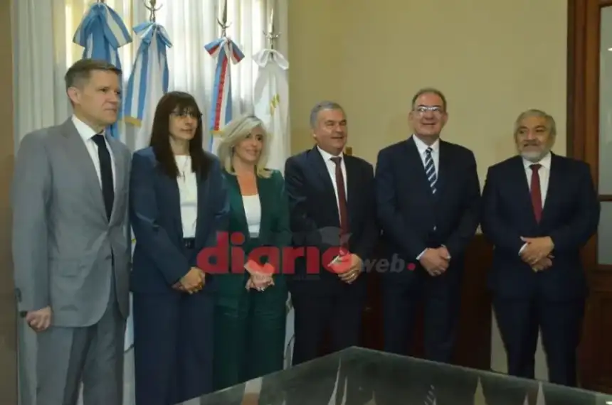 Mario Benavente juramentó a su nuevo gabinete municipal en la Capital