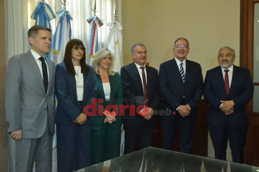 Mario Benavente juramentó a su nuevo gabinete municipal en la Capital