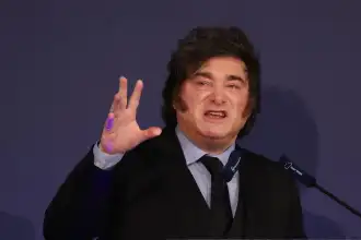 Milei renegocia con el FMI y Bolsonaro se despide de Misiones: un día de cambios políticos