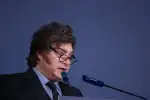 Milei se mantiene en silencio sobre la victoria de Lula en Brasil, contrastando con la apertura de la primera vuelta