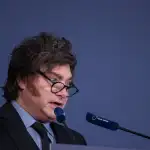 Milei se mantiene en silencio sobre la victoria de Lula en Brasil, contrastando con la apertura de la primera vuelta