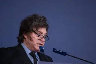 Milei se mantiene en silencio sobre la victoria de Lula en Brasil, contrastando con la apertura de la primera vuelta
