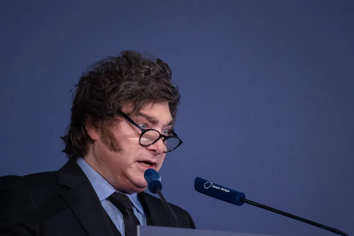 Milei se mantiene en silencio sobre la victoria de Lula en Brasil, contrastando con la apertura de la primera vuelta