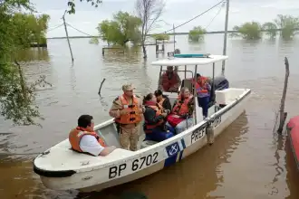 Operativo de salud y asistencia llega a Isla Soto tras crecida