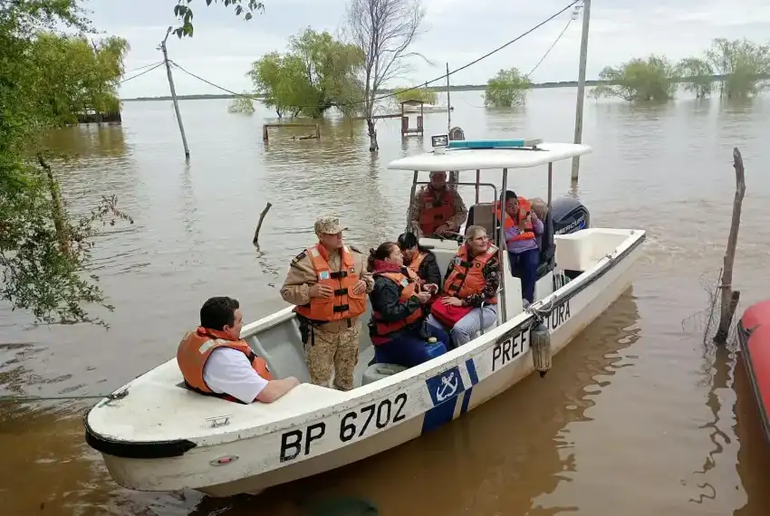 Operativo de salud y asistencia llega a Isla Soto tras crecida