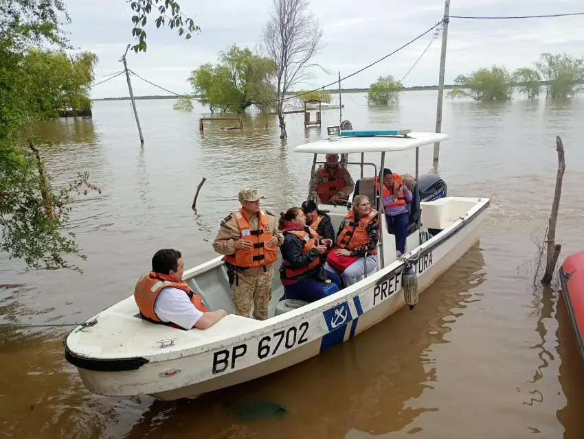 Operativo de salud y asistencia llega a Isla Soto tras crecida