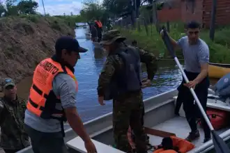 Policía del Chaco despliega 3 embarcaciones para rescatar a vecinos de la crecida en Puerto Vilelas