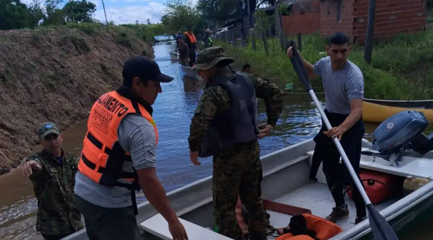 Policía del Chaco despliega 3 embarcaciones para rescatar a vecinos de la crecida en Puerto Vilelas