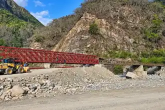 Puente Bailey avanza: 42 metros más para unir Los Toldos y Bolivia