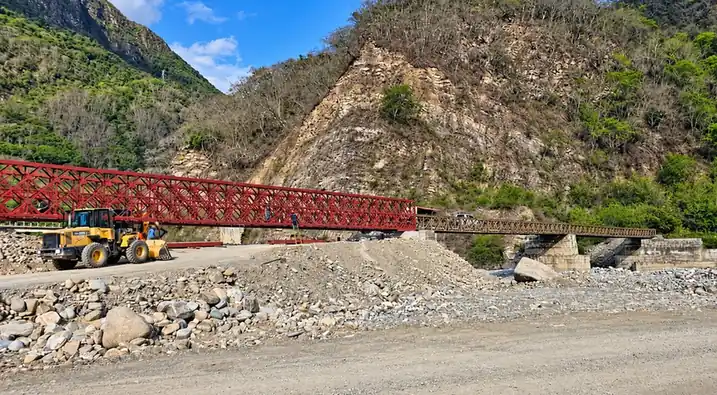 Puente Bailey avanza: 42 metros más para unir Los Toldos y Bolivia