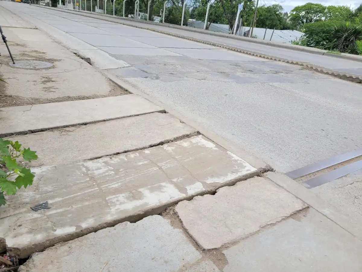 Puente Chijra al borde del colapso: vecinos exigen obras urgentes