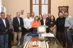 Quimsa entrega placa y camisetas a la intendenta Norma Fuentes por su apoyo al club
