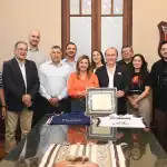 Quimsa entrega placa y camisetas a la intendenta Norma Fuentes por su apoyo al club