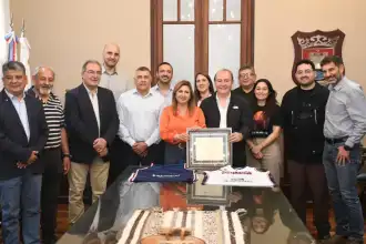 Quimsa entrega placa y camisetas a la intendenta Norma Fuentes por su apoyo al club