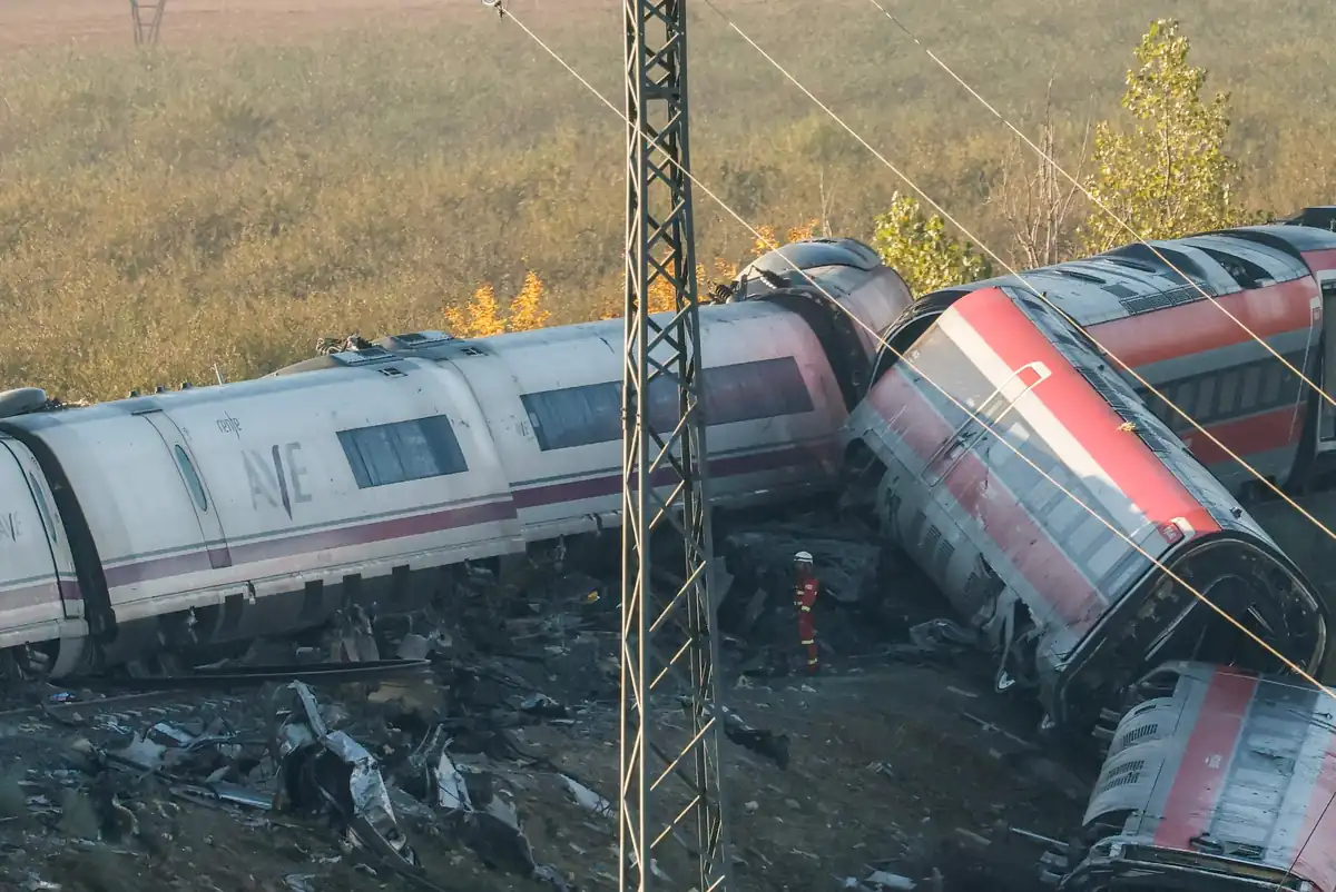 Tragedia en la vía: dos fallas y un error provocan el choque de trenes en España